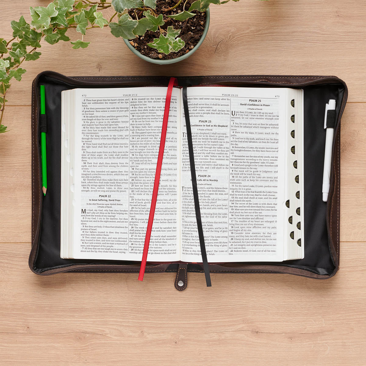 Pursue Righteousness Bible Cover, Extra Large - detail view